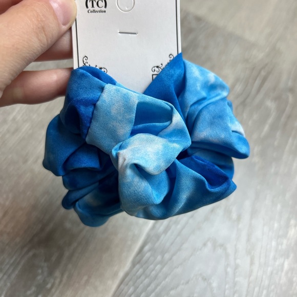 2 blue tie dye scrunchie set NWT - Picture 3 of 3